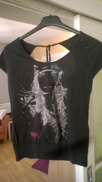 schwarzes shirt mit aufdruck