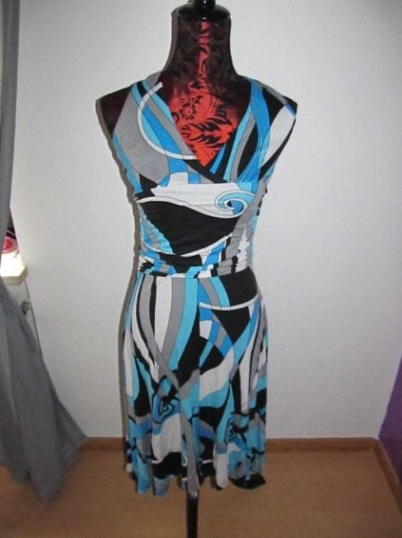 gemustertes Neckholderkleid