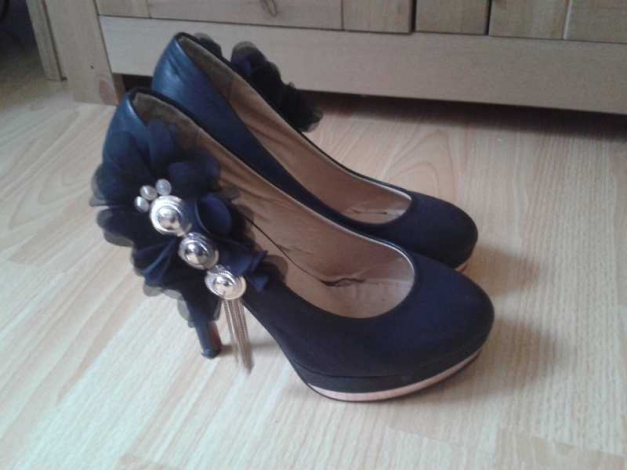 schwarze High Heels mit Hingucker