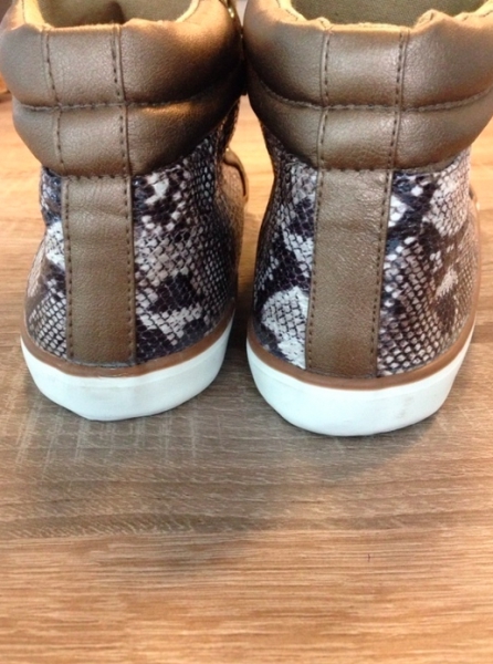 Coole Sneaker mit Nieten und Muster