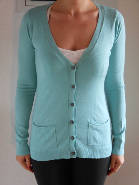 Blaue Strickjacke