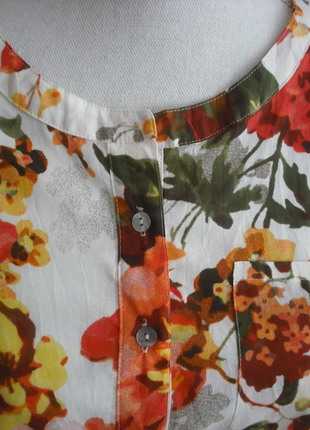 Farbenfrohe Bluse mit Blumenmuster