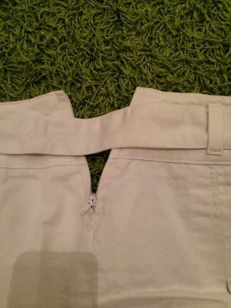 weißer Rock mit Schnalle