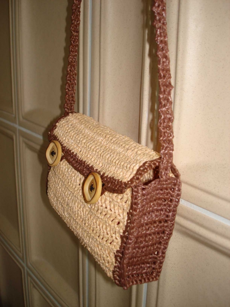 kleine gehäkelte Umhängetasche aus Bast, neu