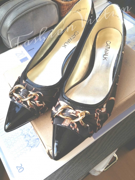 Elegante Ballerinas mit goldener Kette