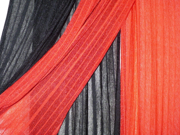 Schal mit Fransen in rot oder / und schwarz