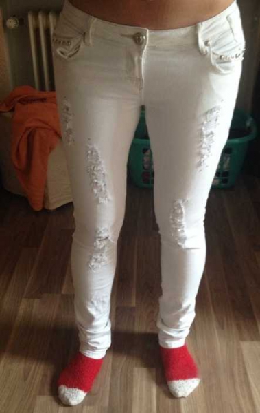 weiße Hose mit Steinchen