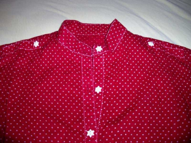 Rote Bluse mit weißen Sternchen als Muster und Knöpfe