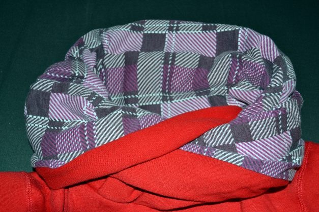 Stylischer Roter Pulli mit langem Kragen