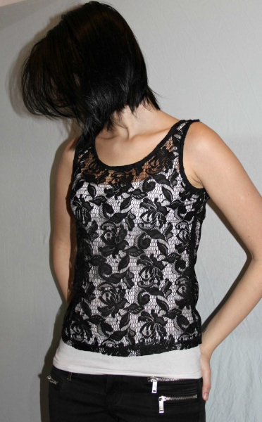 Spitzentop mit Schleifen