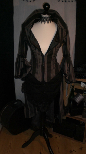 Tornüre Schwalbe Frack schwarz grau gestreift / selber genäht