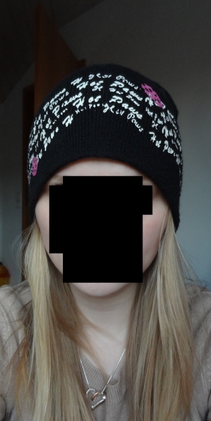 Coole Mütze mit weißer Aufschrift und pinken Blumen