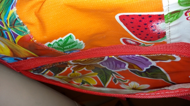 Kunterbunte ,schrille, flippige Wachstuch- Umhänge-Tasche 