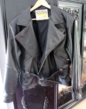 Schwarze Lederjacke
