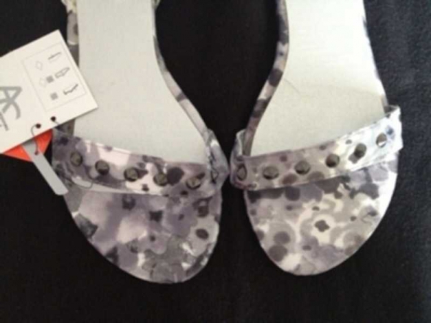 Sandalen mit Nieten NEU