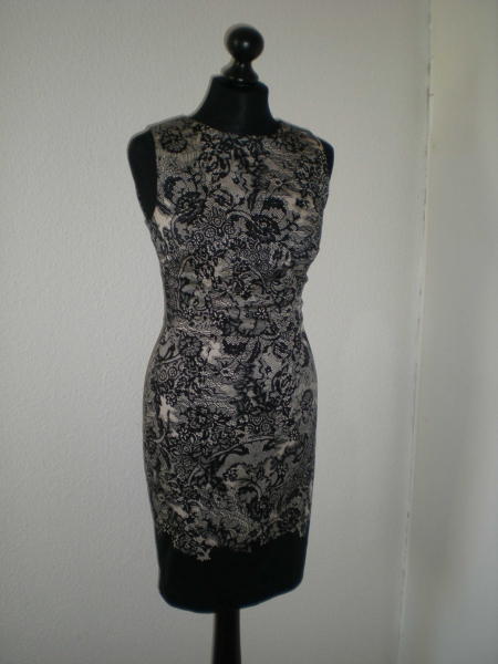 Elegantes gemustertes Kleid von Warehouse