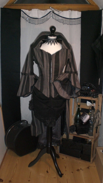 Tornüre Schwalbe Frack schwarz grau gestreift / selber genäht