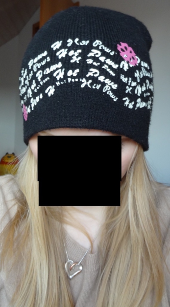 Coole Mütze mit weißer Aufschrift und pinken Blumen