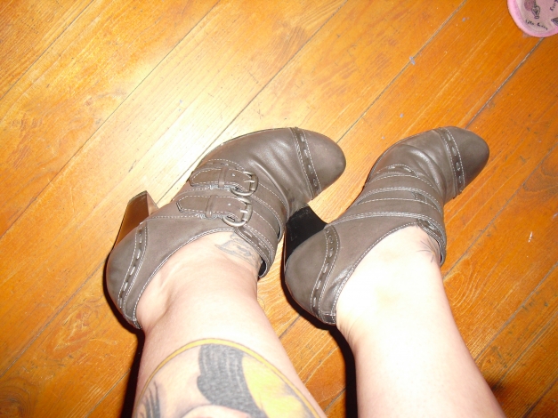 Grau/Braune Schuhe