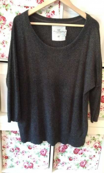 Schöner grauer Strickpullover