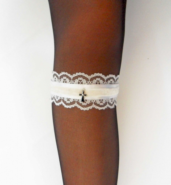 Schneeweißes Spitzenband mit Samtverzierung und Kreuzanhänger als Halsband oder Beinschmuck