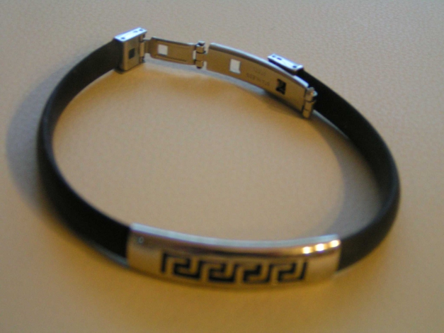 schönes Kautschuk Armband schwarz mit Verzierung