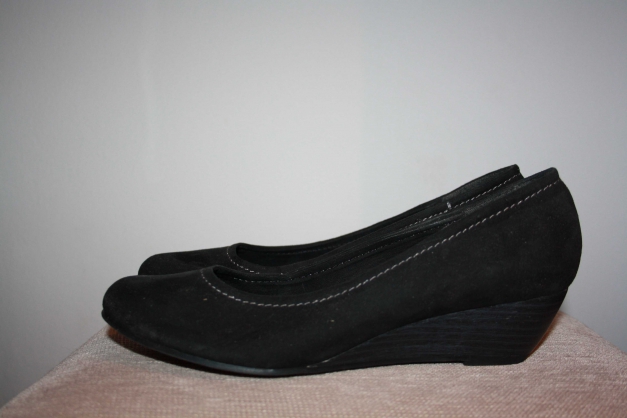 schwarze Pumps mit Keilabsatz