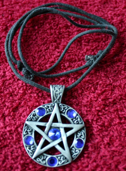 Gothic Pentagramm Kette mit blauen Swarovski Strasssteinen