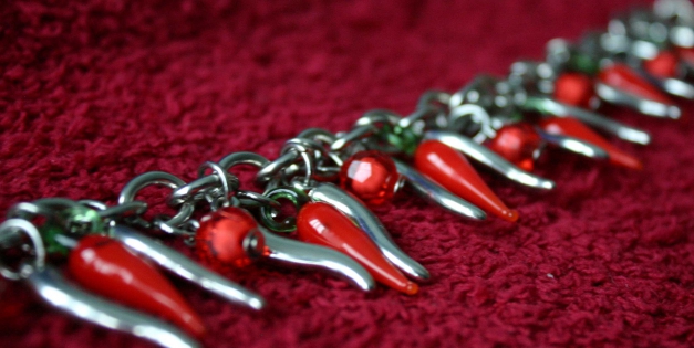 Silberne Armkette mit roten und silbernen Chilischoten
