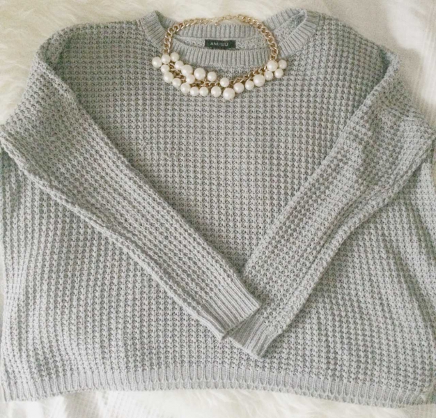 Grauer Strickpullover