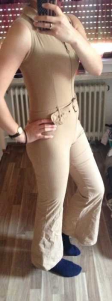 nude farbener jumpsuit