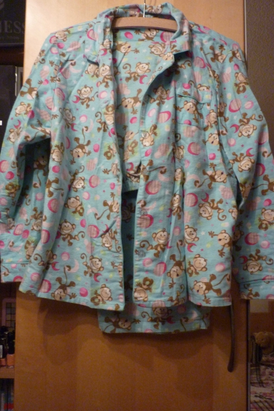 Süßer Schlafanzug mit Äffchen