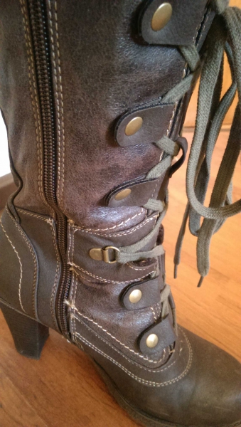 braune Winterstiefel mit Schnürung