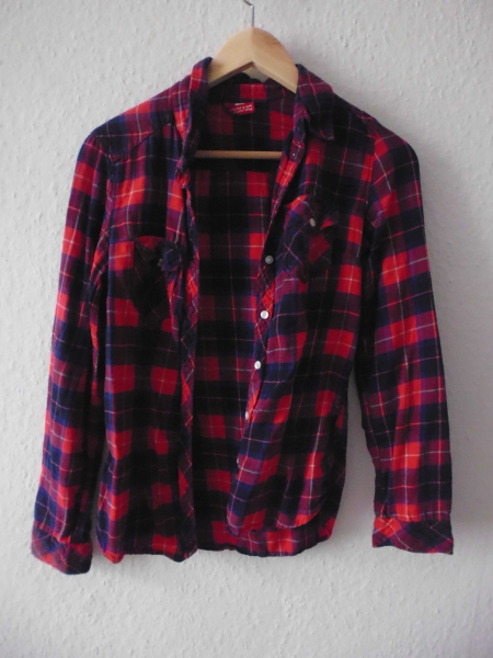 rot/blau kariertes Holzfällerhemd