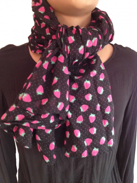 süßer Schal mit Erdbeeren