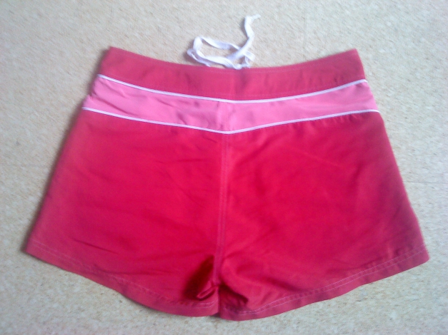 rote Shorts mit rosanen Streifen