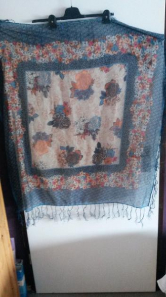 Tuch mit schönem Blumenmuster