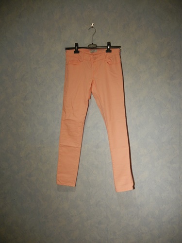 schöne lachsfarbene Jeans