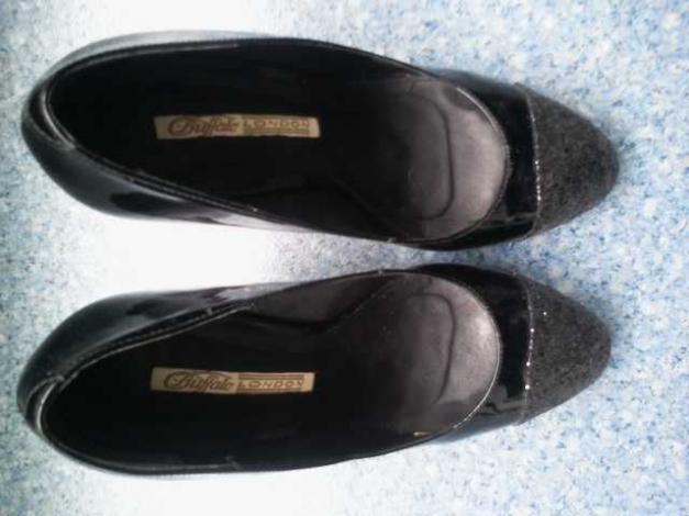 Schwarze Buffalo Lackschuhe