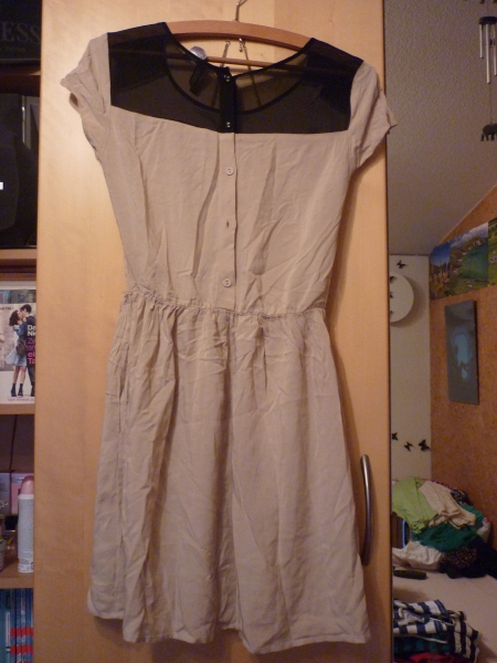 Schönes Kleid mit Mesh