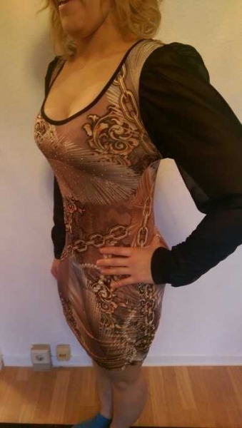 Musterkleid mit transparenten Ärmeln