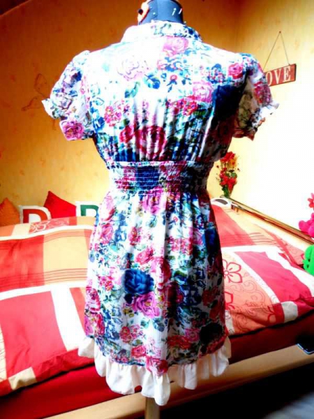 Süßes Blumenkleid mit Rüschen und Schleife