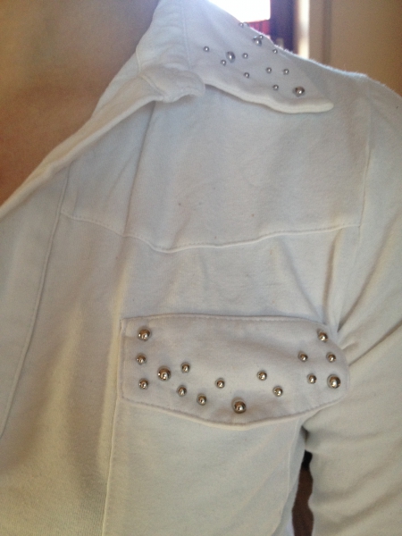 weißes Shirt mit Nieten