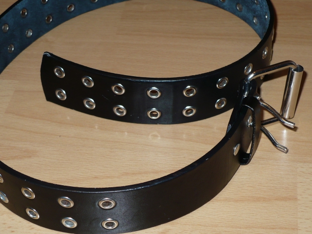 New Yorker Gürtel schwarz mit Nieten gekürzt auf ca. 70-75 cm