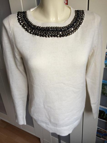 Weißer Pullover mit Details 