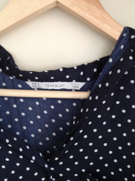 Blaue Bluse mit weißen Punkten von Zara/Größe S