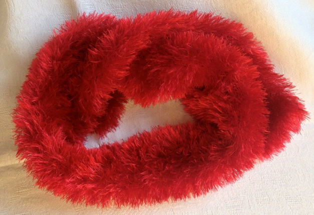 Roter kuscheliger kurzer Schal