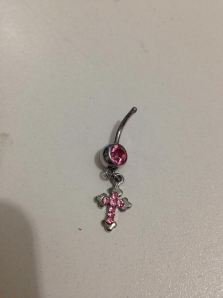 Bauchnabelpiercing mit Kreuz