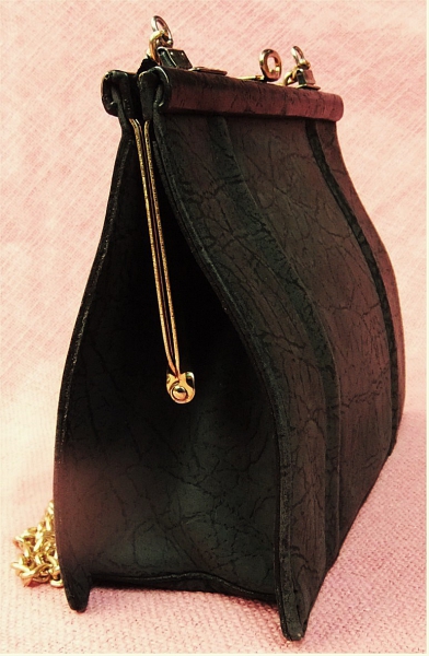 Damen Umhängetasche anthrazit / dunkelgrau in Lederoptik - Mit goldfarbenem Umhängekettchen 