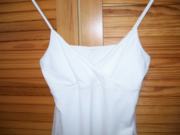 Weißes Top mit Netzteil